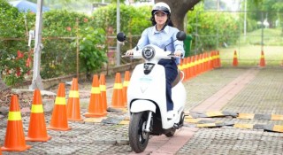 Những thói quen dễ khiến pin xe máy điện nhanh xuống cấp trong mùa nắng nóng